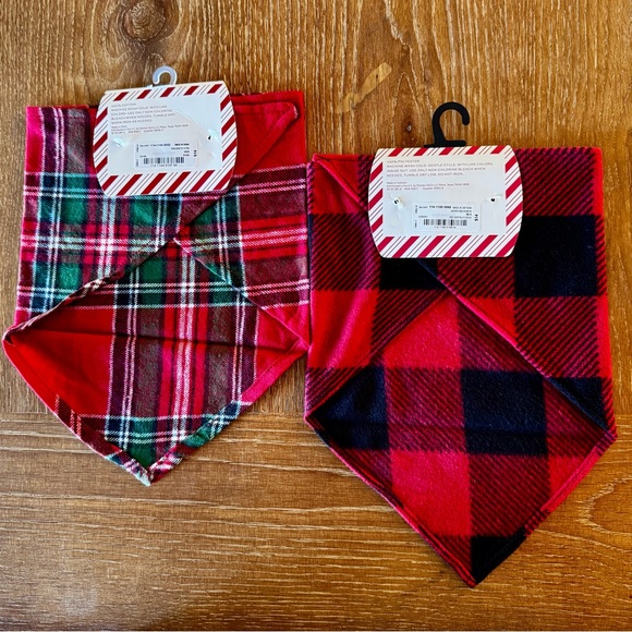 NWT 1 set of 2 red plaid dog bandanas XS / S - Picture 5 of 10